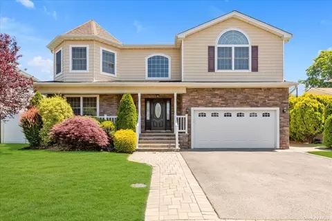 50 Southwood Cir, Syosset, NY 11791