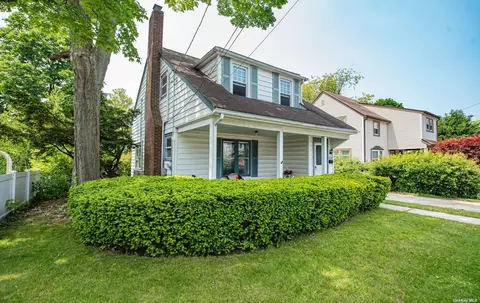 139 Marcellus Rd, Mineola, NY 11501