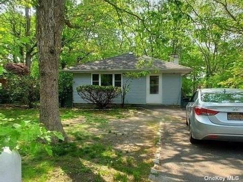 122 Pawnee Ave, Mastic, NY 11950