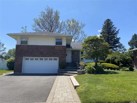 6 Sparrow Ln, Woodbury, NY 11797