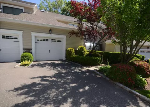 48 Villas Cir #48, Melville, NY 11747