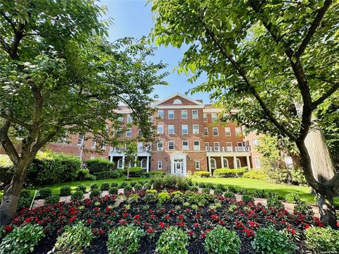 90 Knightsbridge Rd #4N, Great Neck, NY 11021