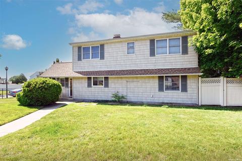 42 Amber Ln, Levittown, NY 11756