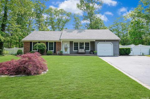 41 Griffin Dr, Mount Sinai, NY 11766
