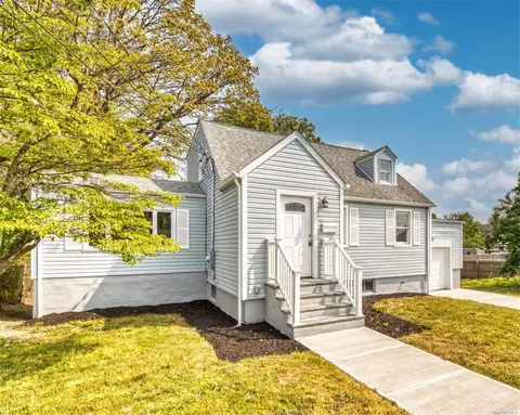 55 Merritt St, Lindenhurst, NY 11757