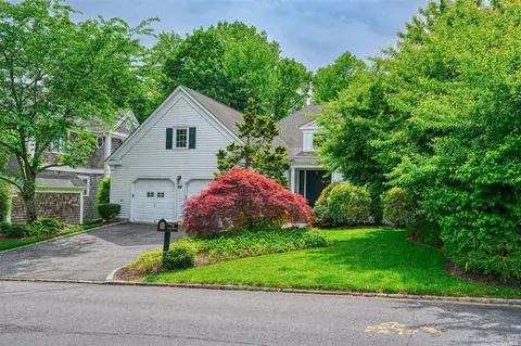 19 Cherrywood Ln, Manhasset, NY 11030