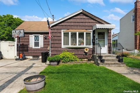 1453 Midian St, Merrick, NY 11566