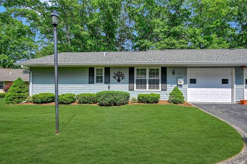 486 Fairway Ct #B, Ridge, NY 11961