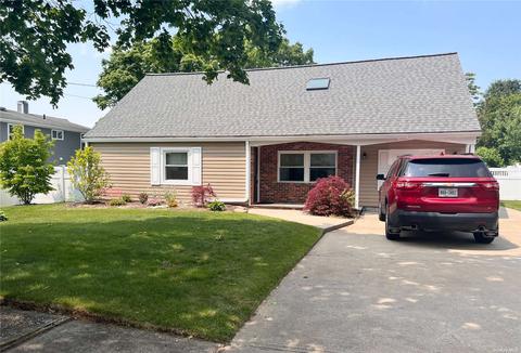 49 Oneida Ave, Selden, NY 11784
