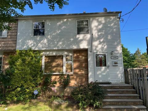 1304 S Railroad Ave, Staten Island, NY 10306