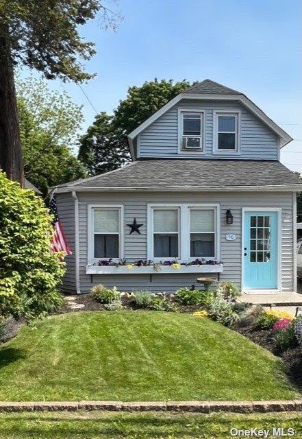 16 Park St, Blue Point, NY 11715