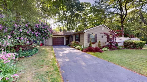 28 Yaphank Ave, Brookhaven, NY 11719