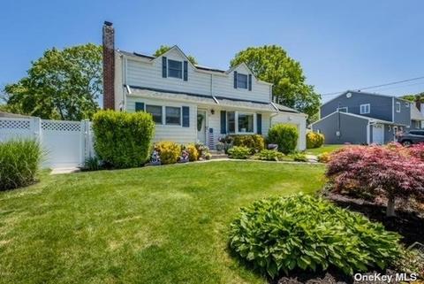 9 Camp Dr, Selden, NY 11784