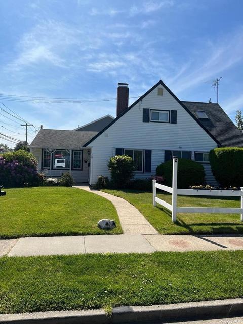 2 Herald Ln, Hicksville, NY 11801