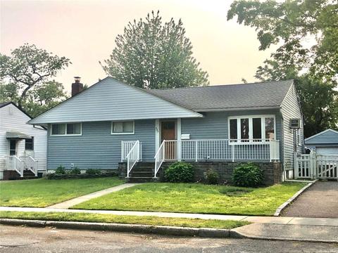488 Arlington Dr, Seaford, NY 11783