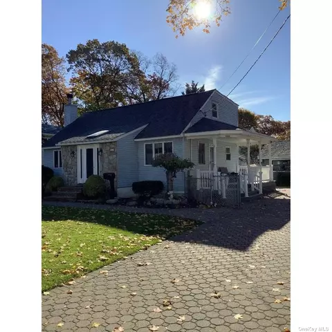 4050 Raymond St, Seaford, NY 11783