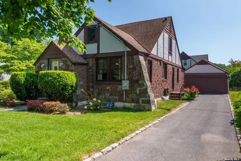 79 Berkshire Rd, Great Neck, NY 11023