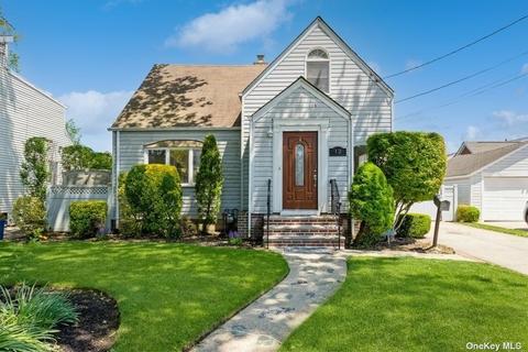 12 Emmett St, New Hyde Park, NY 11040