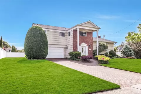 71 Rainbow Rd, Massapequa Park, NY 11762