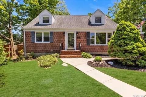 21 Cedar Hill Dr, East Northport, NY 11731