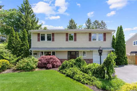 20 Suttonwood Dr, Commack, NY 11725