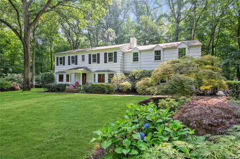 1 Shepherds Ln, Sands Point, NY 11050