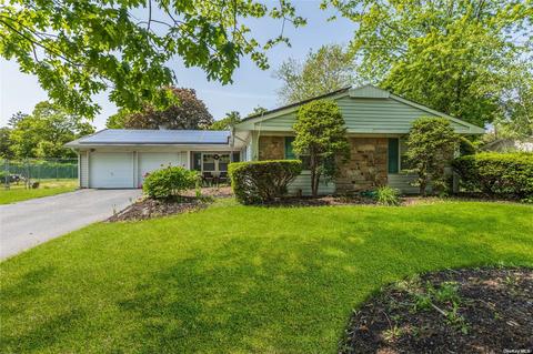 27 Valiant Dr, South Setauket, NY 11720