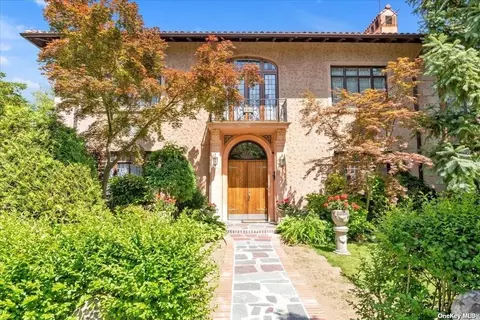 303 Knollwood Ave, Douglaston, NY 11363