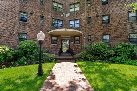 50 Brompton Rd #2T, Great Neck, NY 11021