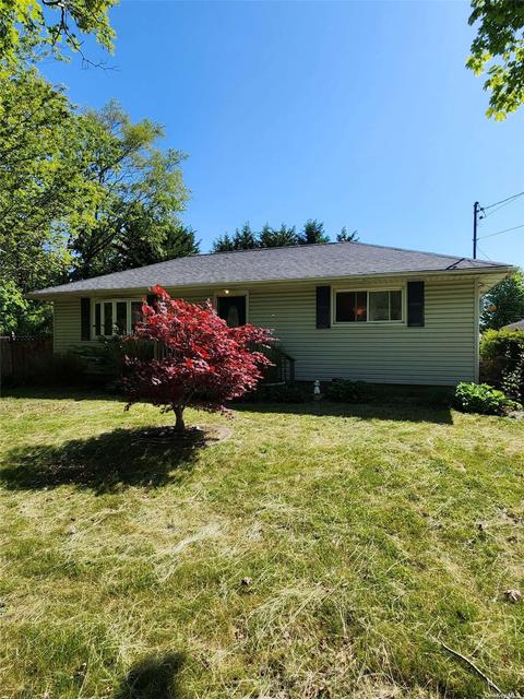 135 Diana Dr, Mastic Beach, NY 11951