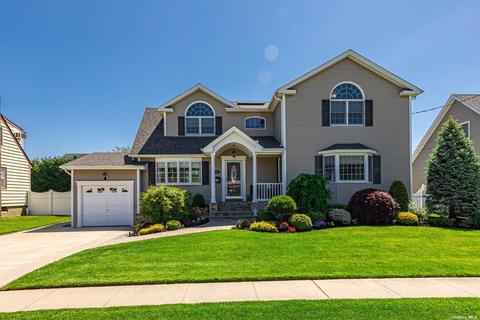 525 S Dyre Ave, West Islip, NY 11795
