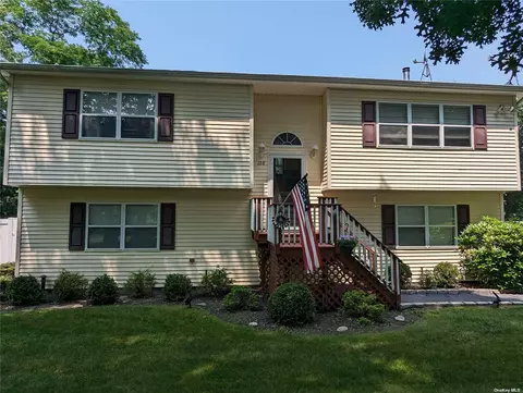 128 Belleview Ave, Center Moriches, NY 11934
