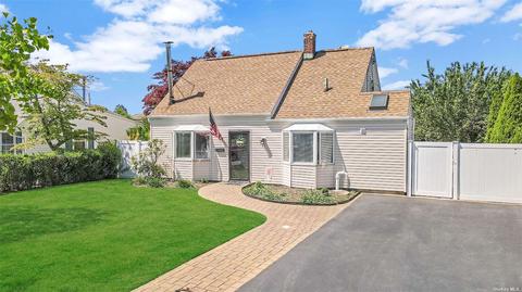 31 Old Farm Rd, Levittown, NY 11756