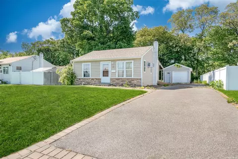 219 17th St, West Babylon, NY 11704