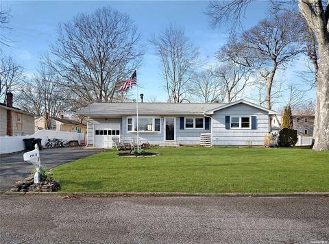 4 E Lakeview Dr, Center Moriches, NY 11934