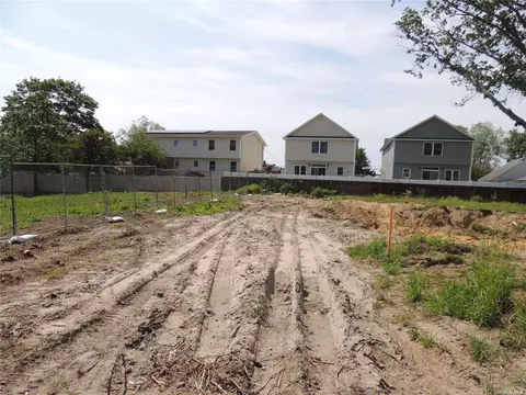 3912 Wansers Ln, Seaford, NY 11783
