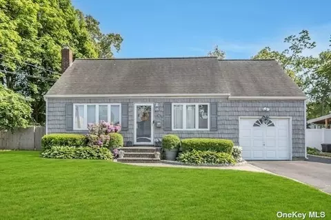 14 Elaine Dr, Sayville, NY 11782