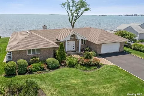 148 Wagstaff Ln, West Islip, NY 11795