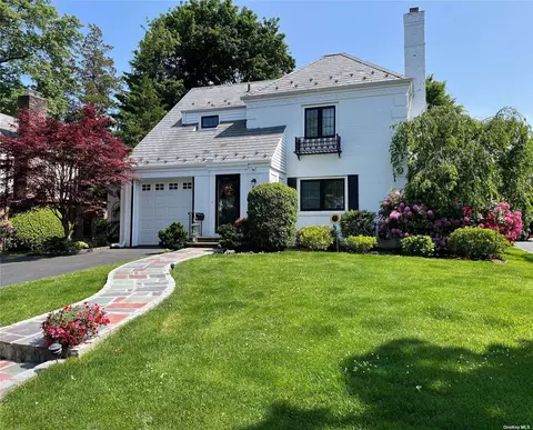 60 Bourndale Rd N, Manhasset, NY 11030