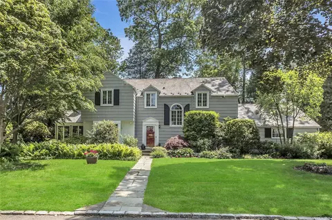 32 Laurel Ln, East Hills, NY 11577