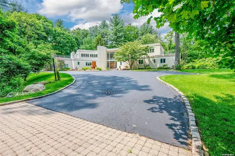 25 Brookville Rd, Brookville, NY 11545