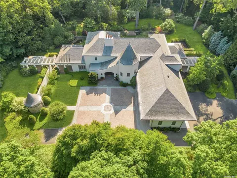 121 Piping Rock Rd, Locust Valley, NY 11560