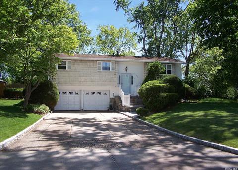 106 Strauss Ave, Selden, NY 11784