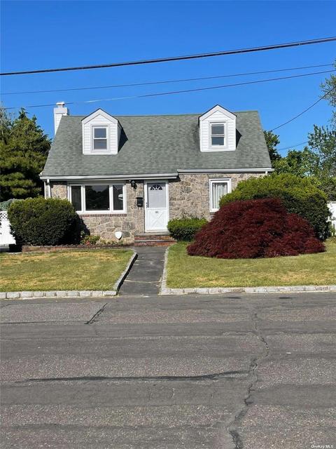 280 Saint Anns Ave, Copiague, NY 11726