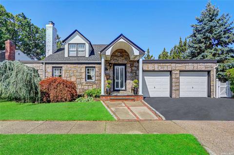 95 Hillside Park Dr, New Hyde Park, NY 11040