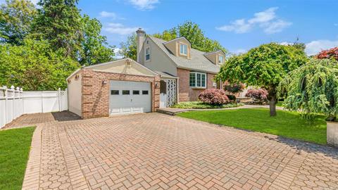 4 Willets Dr, Syosset, NY 11791