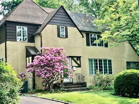 24 Shadow Ln, Great Neck, NY 11021