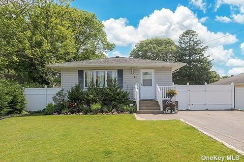 11 Hollywood Dr, Shirley, NY 11967