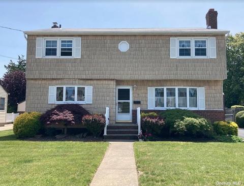 16 Julian St, Hicksville, NY 11801