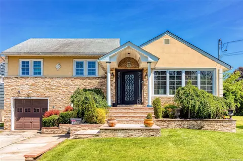 1109 Fenwood Dr, Valley Stream, NY 11580